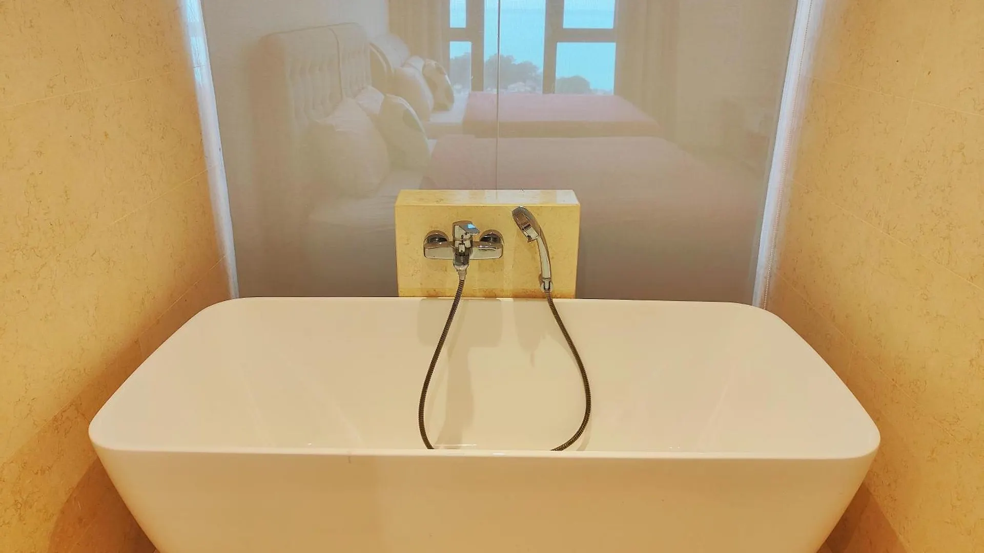 Amazing Seaview 2 Bedroom Bathtub Georgetown 6-8People超级海景双房带浴缸高级公寓 0*, George Town Malaisie